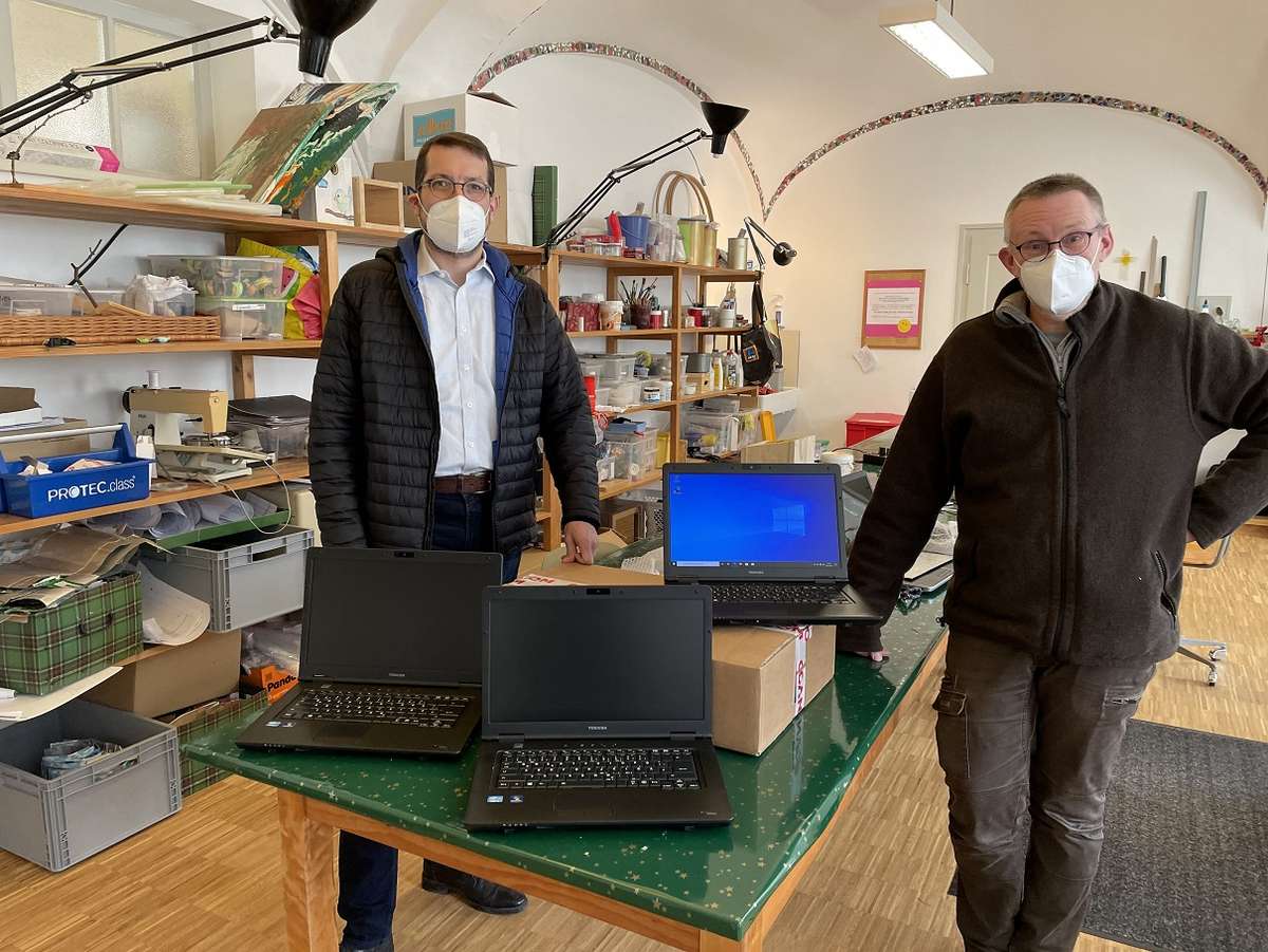 Lions unterstützen Jugendeinrichtung in Zinneberg mit Laptops - Ralph Hölting, Medienpädagogik-Beauftragter, Schloss Zinneberg (rechts) und Harald Leonpacher vom Lions Club München-Keferloh bei der Übergabe der drei Rechner in der Werkstatt auf Schloss Zinneberg. - Stichwort Digitalisierung