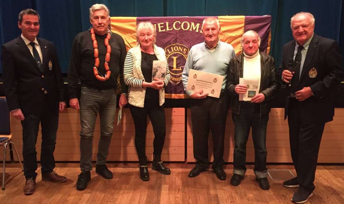 Erneut ein gelungenes Lions-Turnier zum Jubiläum - Bild Gewinner (v.l.n.r.): Frank Issing (Präsident Lions Club), Wolfgang Winzinger, Margaretha Peisl, Andreas Schrittenlocher, Karl Bauer, Alois Knürr (Lions Club) - 25. Benefiz Lions Schafkopfen für einen guten Zweck