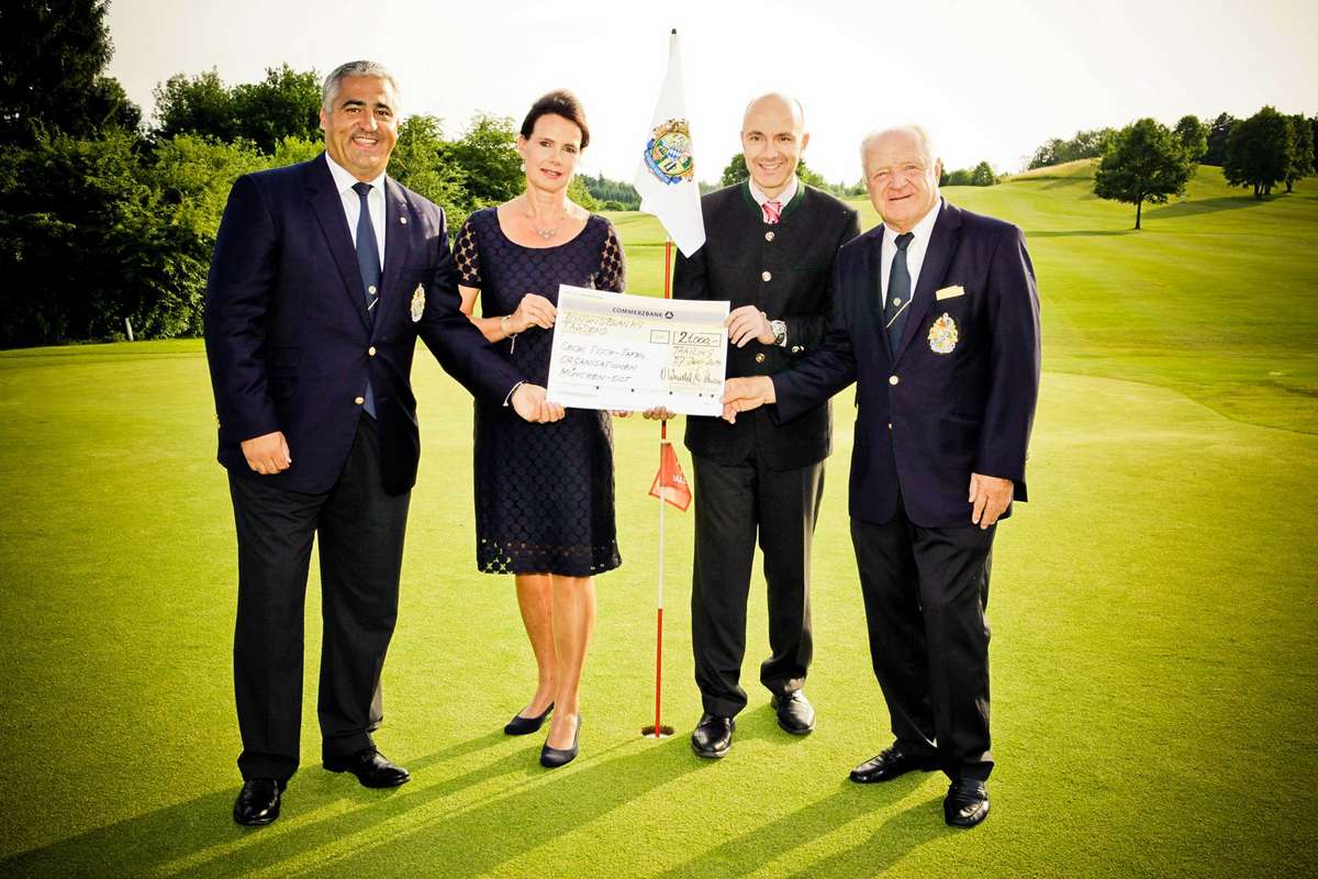 Erneut ein gelungenes Turnier und ein toller Spendenerlös - Scheckübergabe nach dem Benefiz-Golfturnier:
v.l.n.r. Lionspräsident Oliver Wendel, Alexandra Schwarz und Oliver Westphalen als Vertreter der Tisch und Tafel Organisationen, Lions Golfturnierorganisator Alois Knürr
 - Keferloher Lions-Benefizgolfen wieder mit großem Erfolg